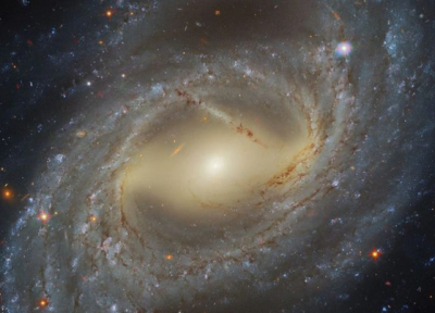 تصویر خیره کننده تلسکوپ هابل از یک کهکشان در حال چرخش