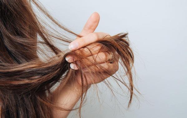علت خرد شدن مو چیست و چطور می توان آن را درمان کرد؟